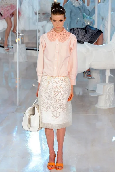 Look 10